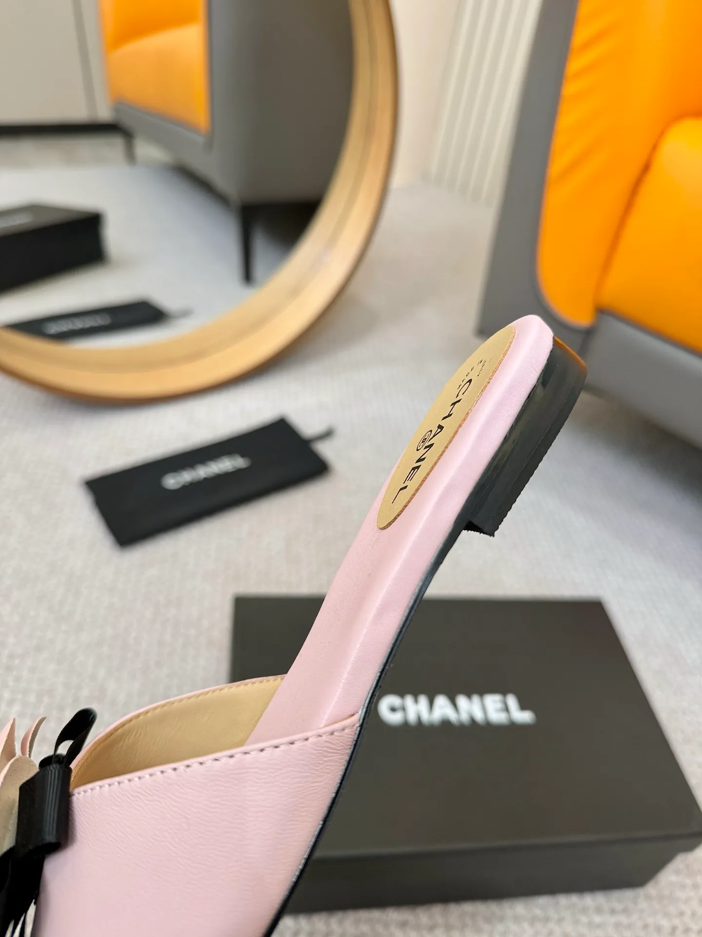 👟👟Ex-factory price 440👟👟 CHANEL Xiaoxiang ss25P new spring and summer thick-soled camellia slippers CHANE*｜Xiaoxiang ss25P new spring and summer thick-soled camellia slippers series! This season’s camellia series is really beautiful😍Grandma Xiang’s family has always been elegant and ladylike, full of high-end looks! It’s very nice on the feet~Whether it’s worn barefoot or paired with skirts or trousers, it’s very versatile! Incomparably beautiful! Especially fairy🧚overwhelmingly girly‼ Number of yards: 35-40 yards
